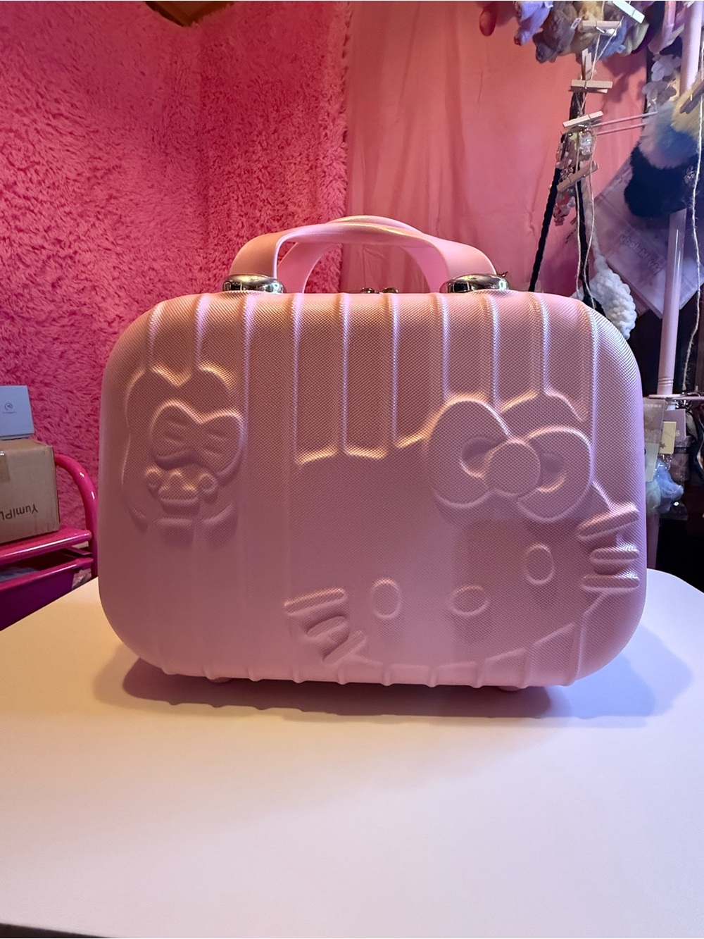Pink Hello Kitty Embossed Hard Shell Carry 14" case + 16 free gifts Mystery Box